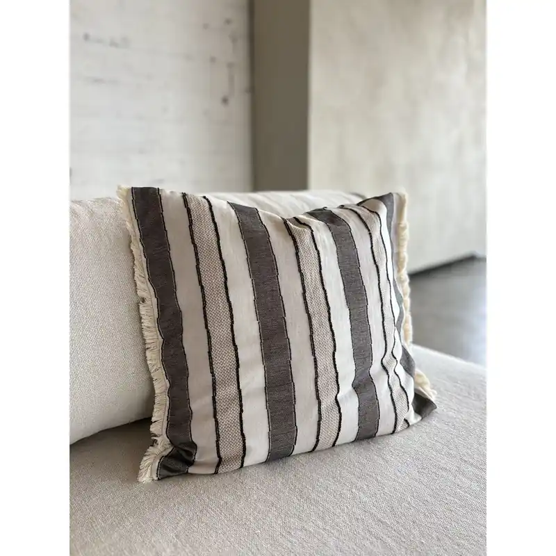 Kissenbezug – Gewebtes Streifenmuster, Bio-Baumwolle, Fransenabschluss, Verdeckter Reißverschluss – Holly | Studio Femme Home Kracherpreis